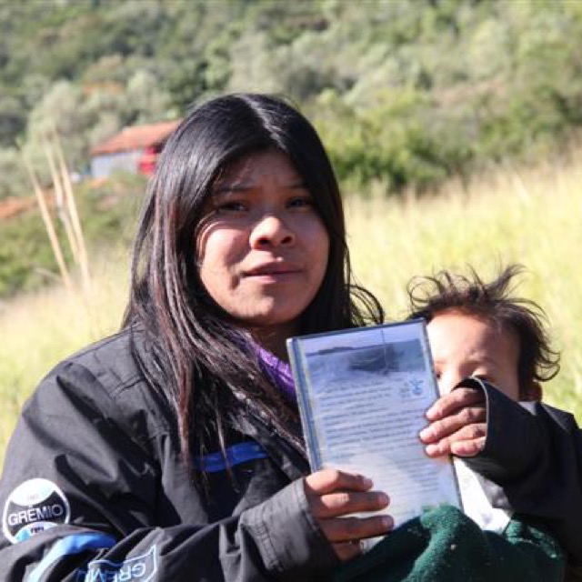 IECAM entrega DVDs do projeto aos guarani